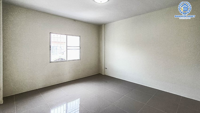 *****ทาวน์เฮ้าส์มือสองนนทบุรี ม.นวรัตน์ บางกรวย-ไทรน้อย เนื้อที่ 17.4 ตร.ว. ฟังก์ชัน 3 ห้องนอน 2 ห้องน้ำ 1 ที่จอดรถ บนทำเเดินทางสะดวก เชื่อมต่อถ.กาญจนาภิเษก ใกล้รถไฟฟ้าสายสีม่วง "สถานีบางพลู" และทางด่วน "กาญจนาภิเษก"